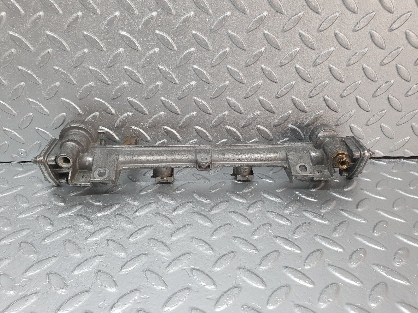 41883 Mercedes-Benz W202 C200 Fuel Injector Rail 1110781045 0000781889