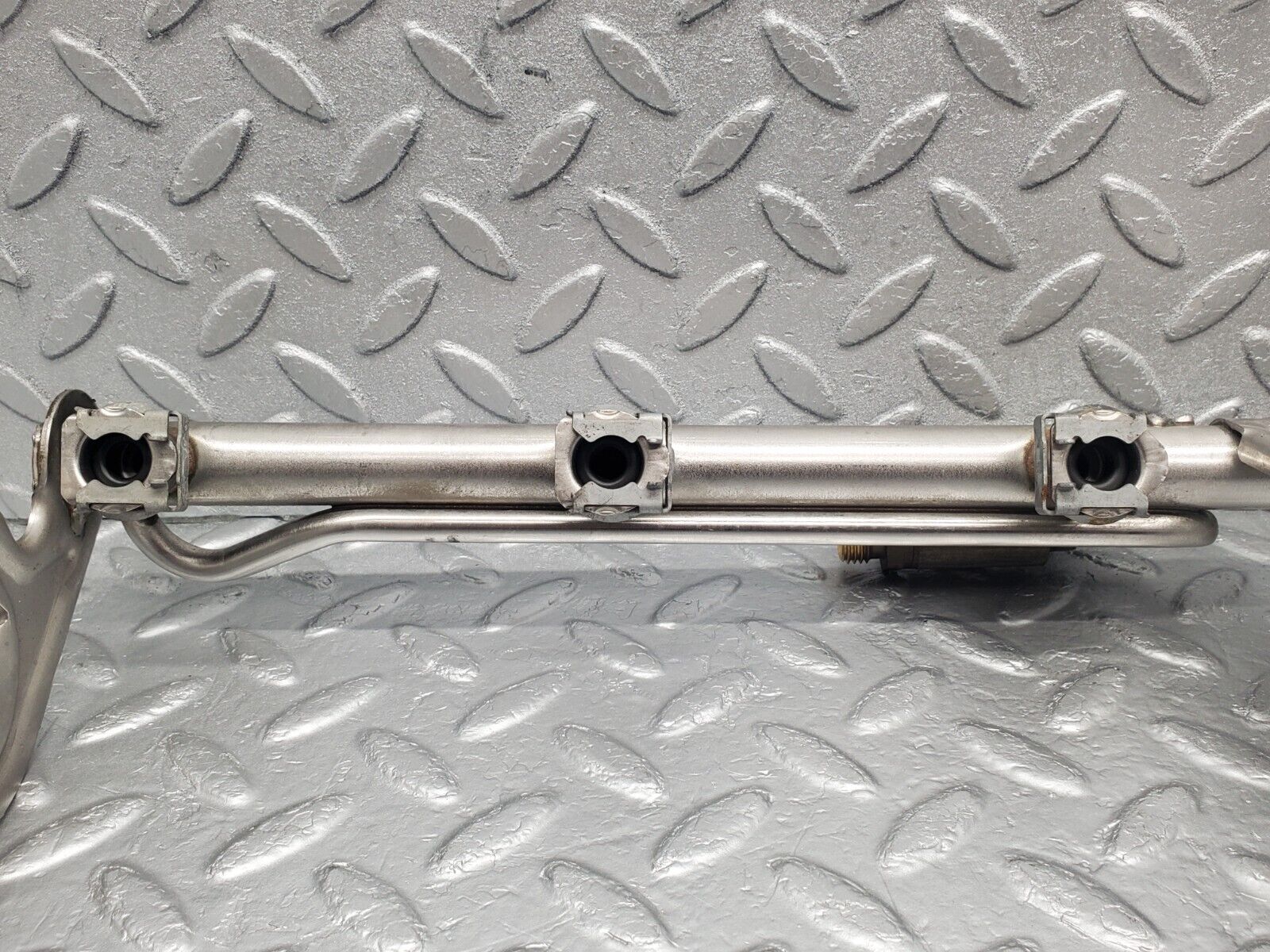 46173 Mercedes-Benz W124 280E Fuel Injector Rail With Pressure Regulator 0000781589