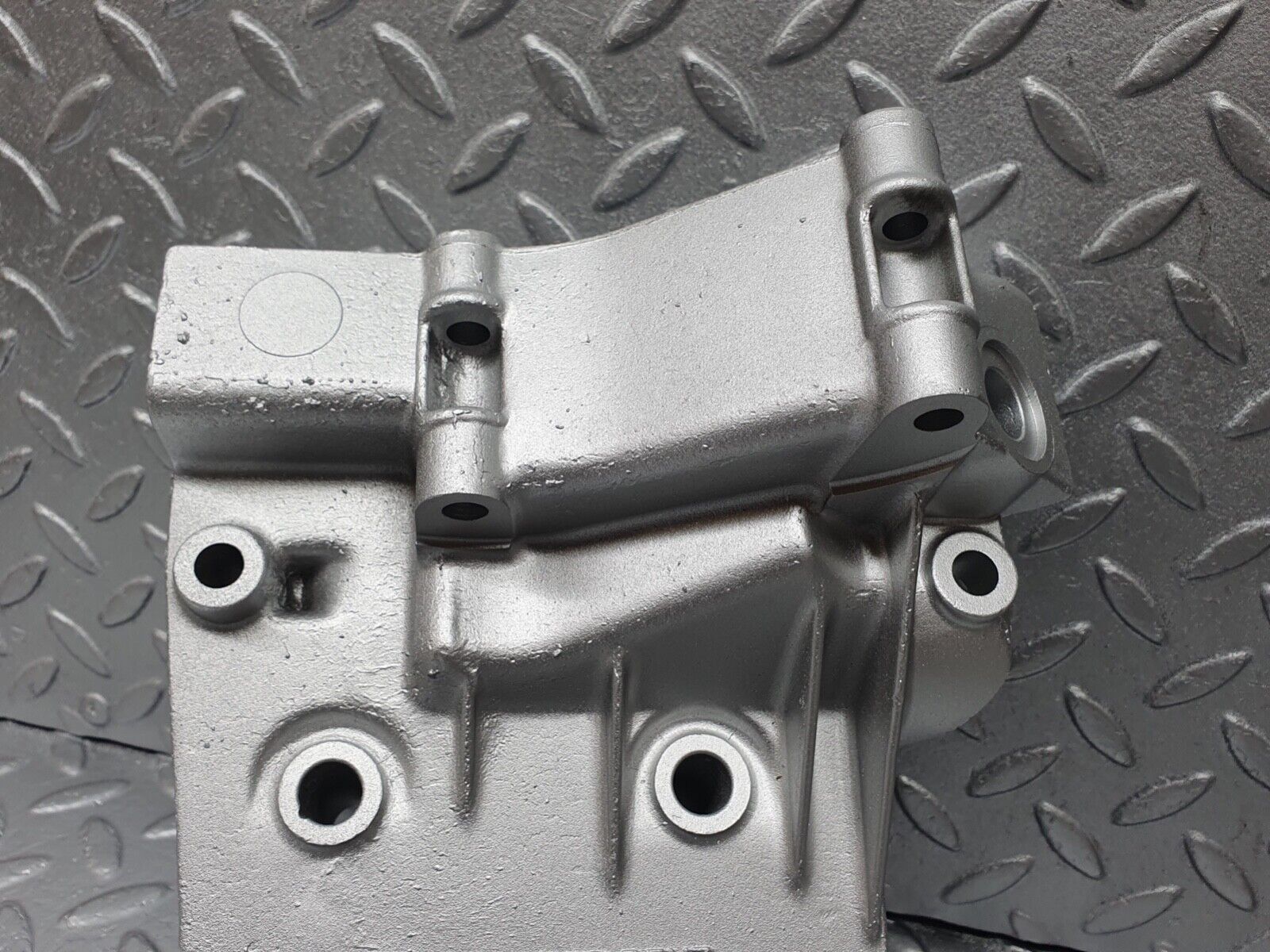 42985 Mercedes-Benz W201 190 Power Steering Pump Bracket 1022361030