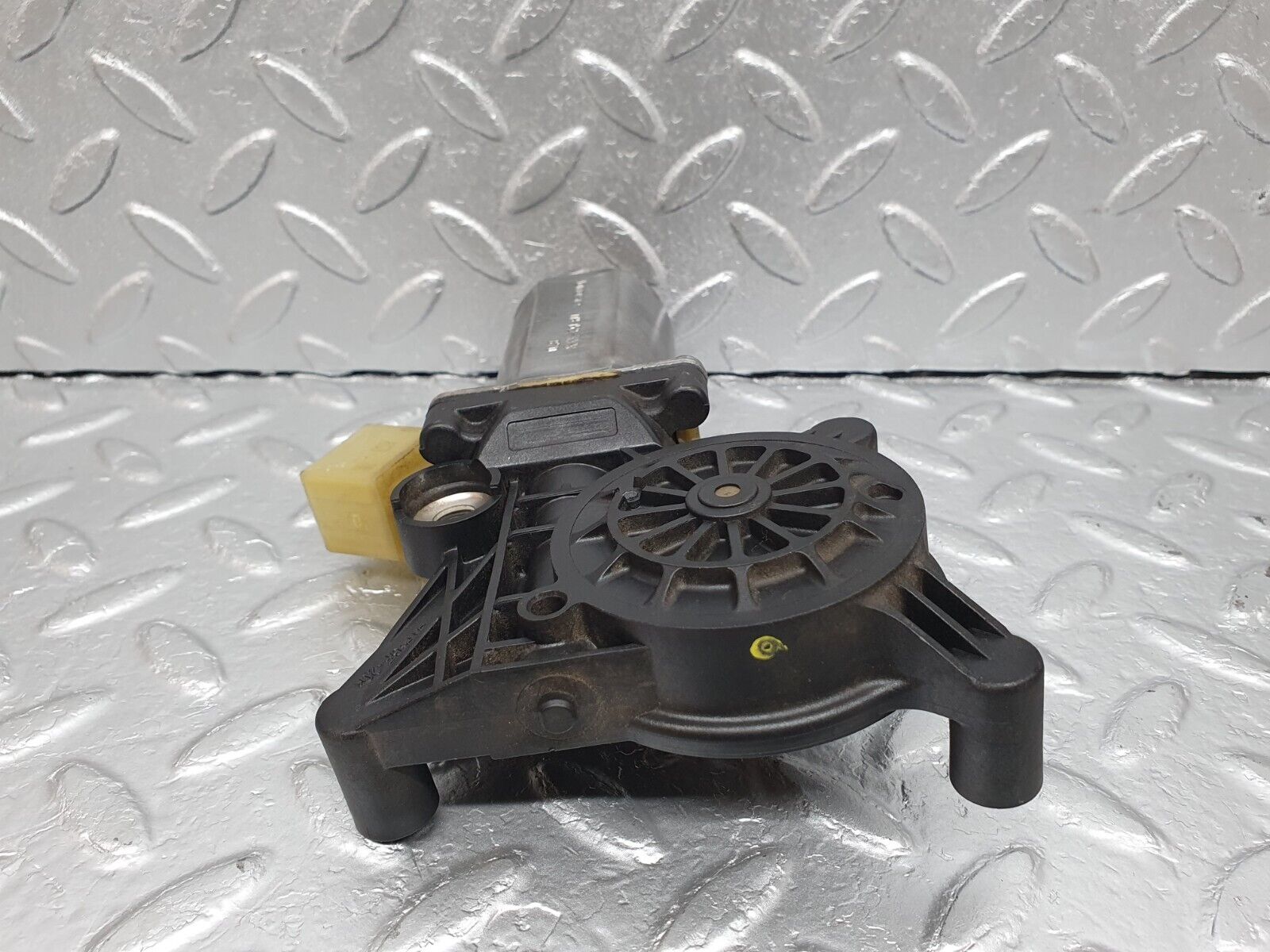 41911 Mercedes-Benz W202 C200 Window Regulator Motor Front Left Bosch 0130821703