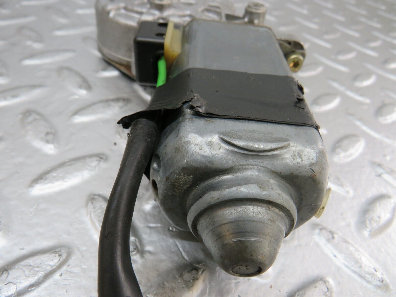 25091 Mercedes-Benz C107 Rear Left Window Regulator Motor 0130821017