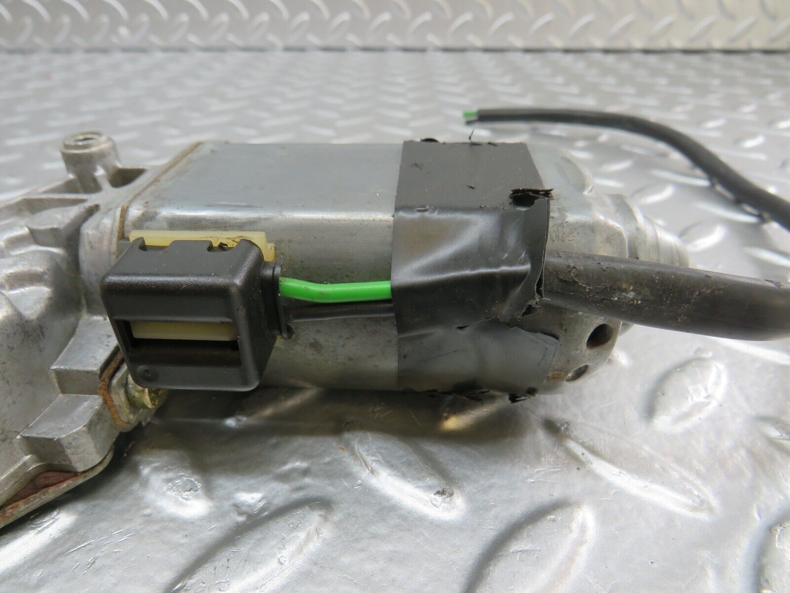 25091 Mercedes-Benz C107 Rear Left Window Regulator Motor 0130821017