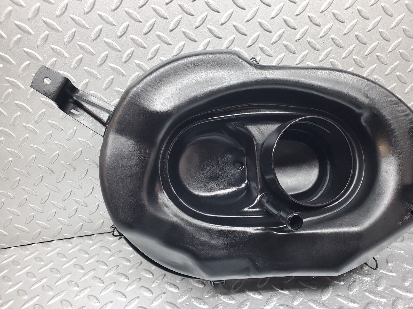 44470 Mercedes-Benz W123 280E Air Filter Box Housing 0110949702