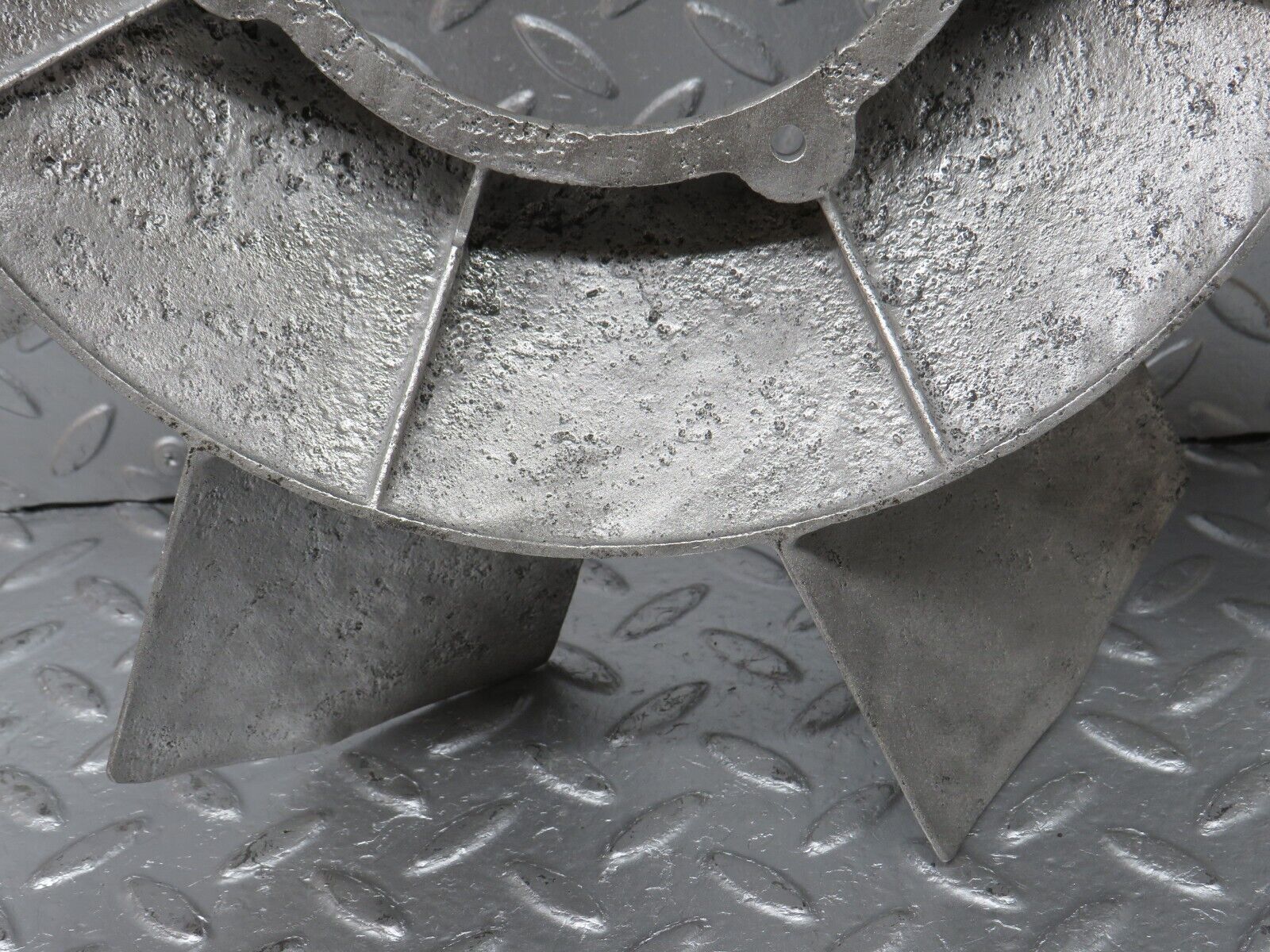 33054 Mercedes-Benz C107 R107 350 V8 Engine Cooling Fan