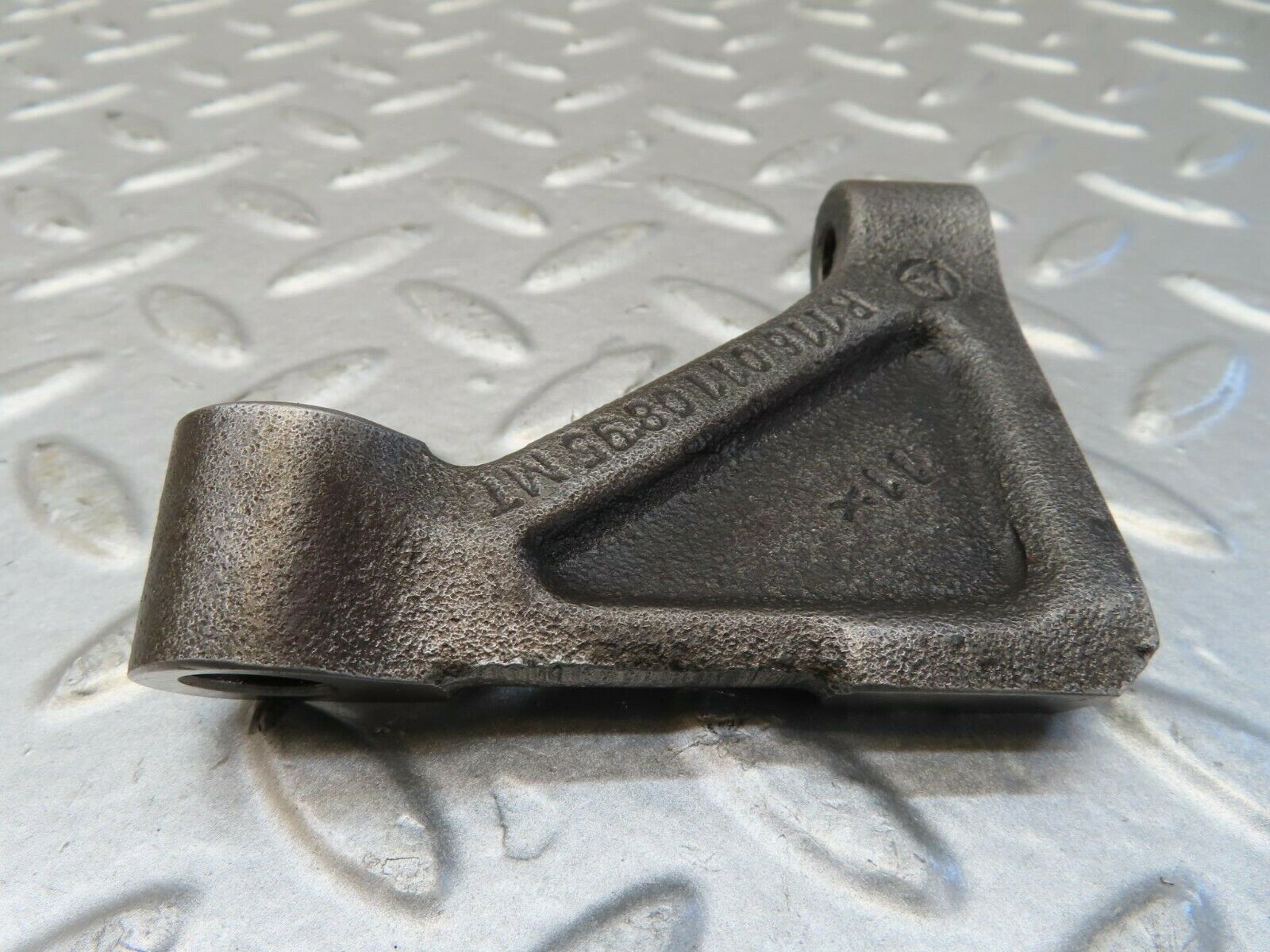 15677 Mercedes-Benz R107 450SL Engine Mount Bracket Pair 1160110895 1160110995