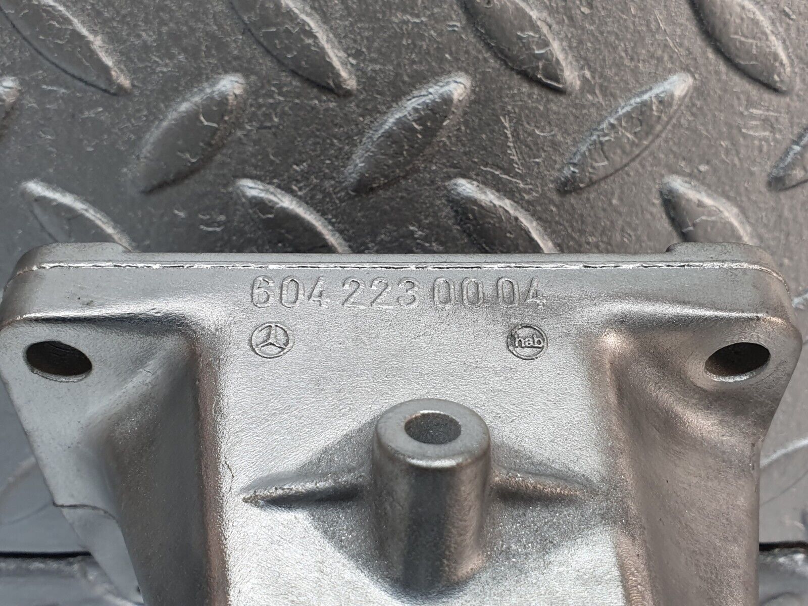 41888 Mercedes-Benz W202 C200 Engine Mount Bracket Right Side 6042230004