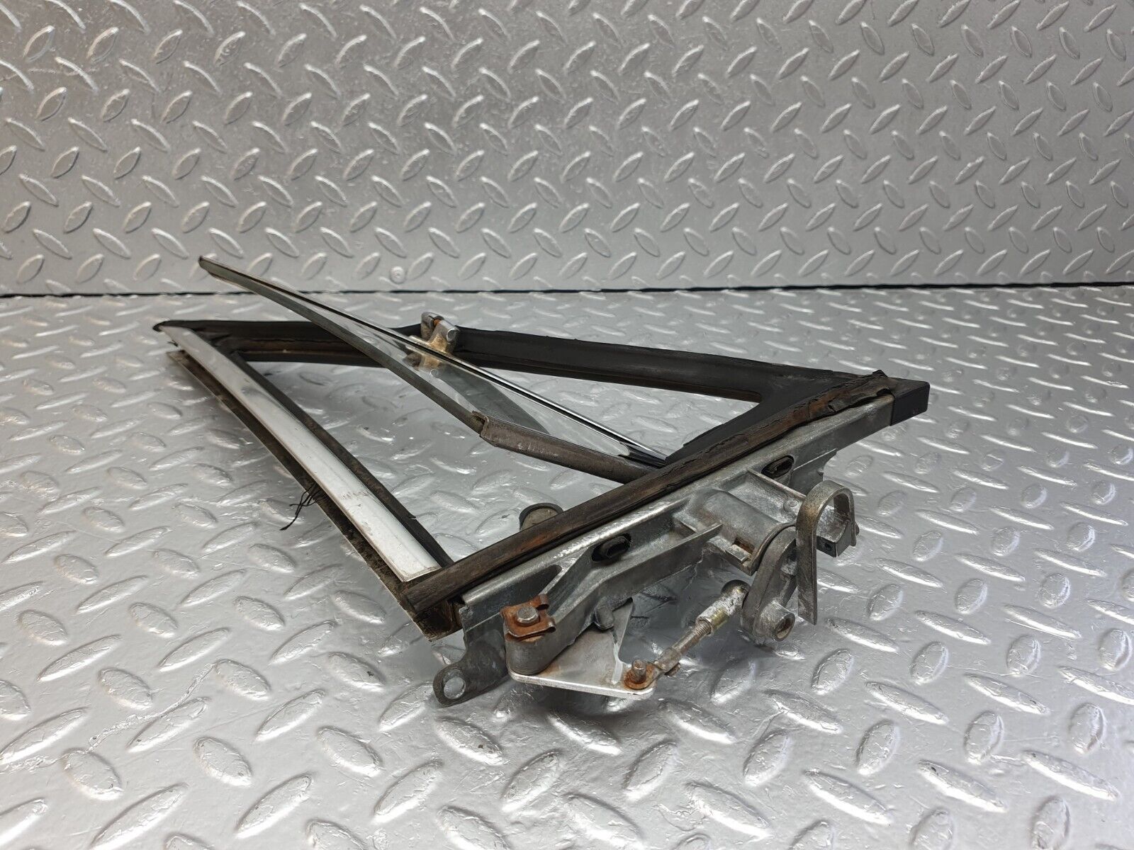 43225 Mercedes-Benz W108 280SE Front Right Quarter Window