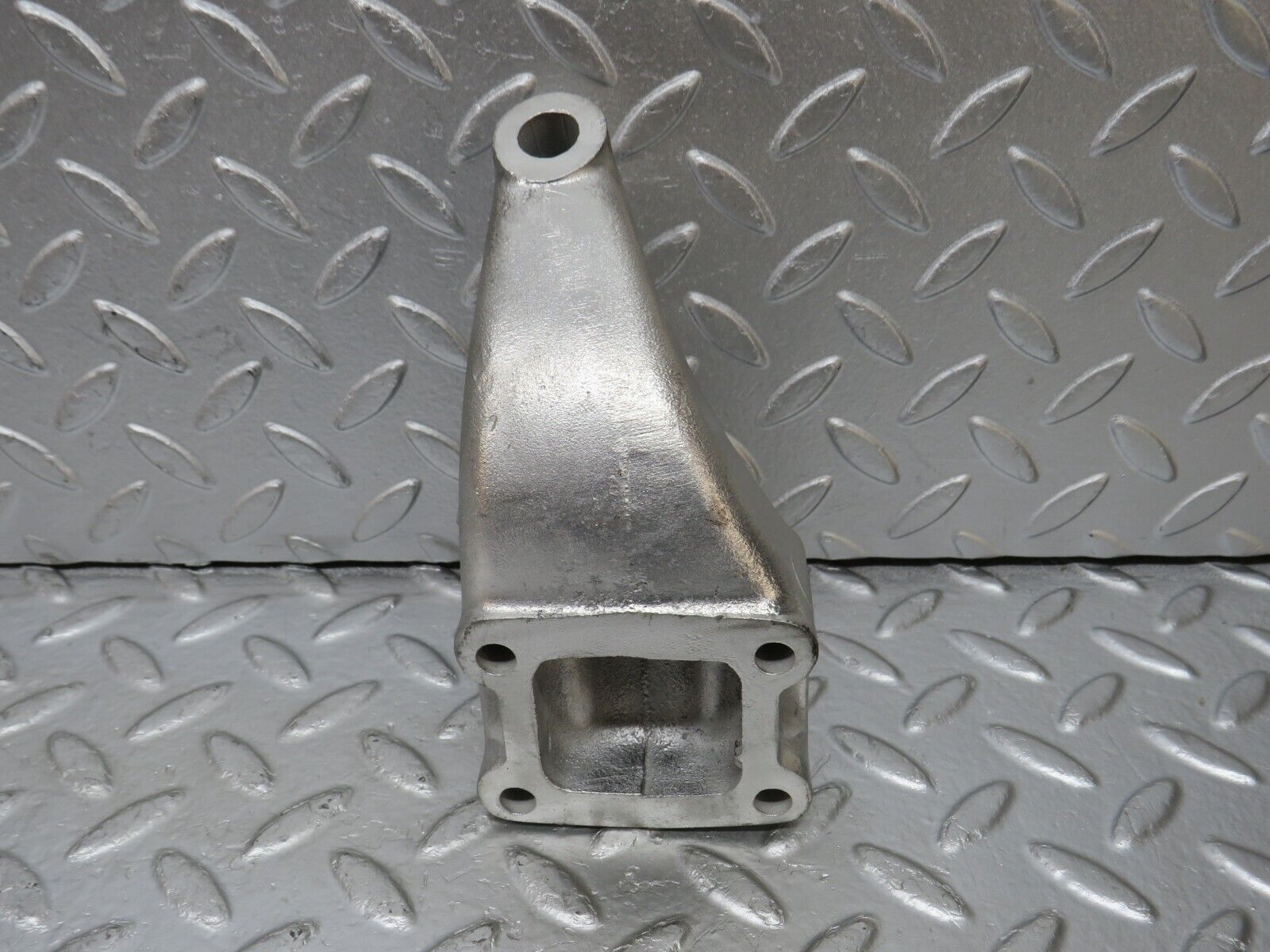 33027 Mercedes-Benz C107 R107 350 V8 Engine Mount Bracket Right 1162232304