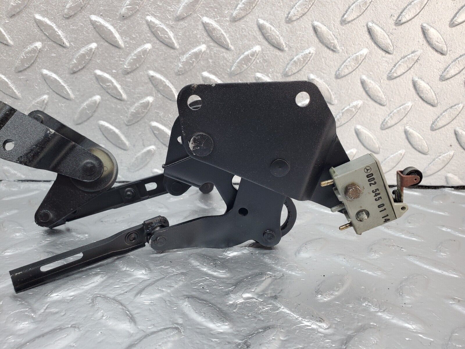 45411 Mercedes-Benz 280E M110.983 Throttle Linkage 0025450114