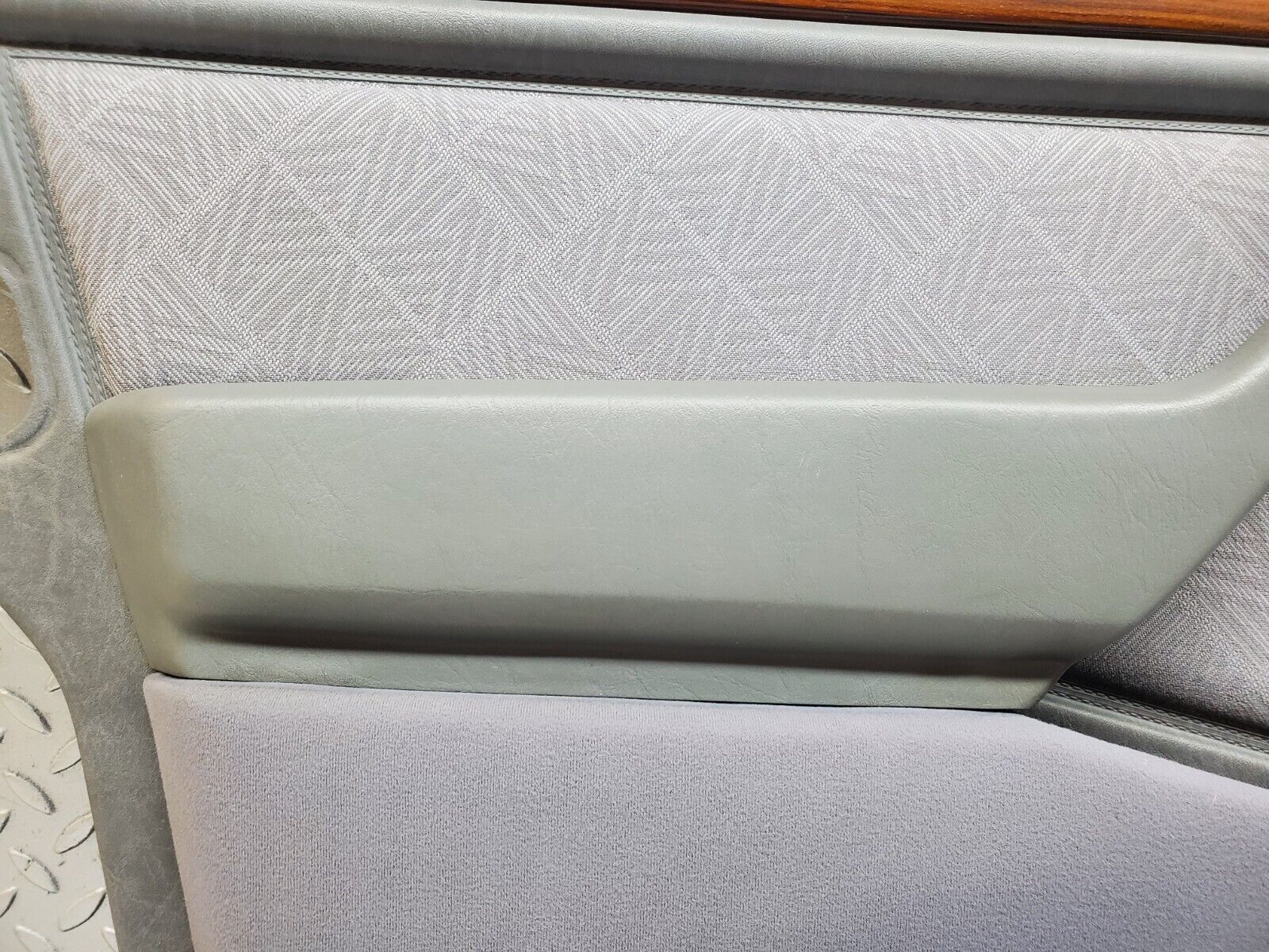 44689 Mercedes-Benz W124 220E Front Left Door Card Grey 1247271370