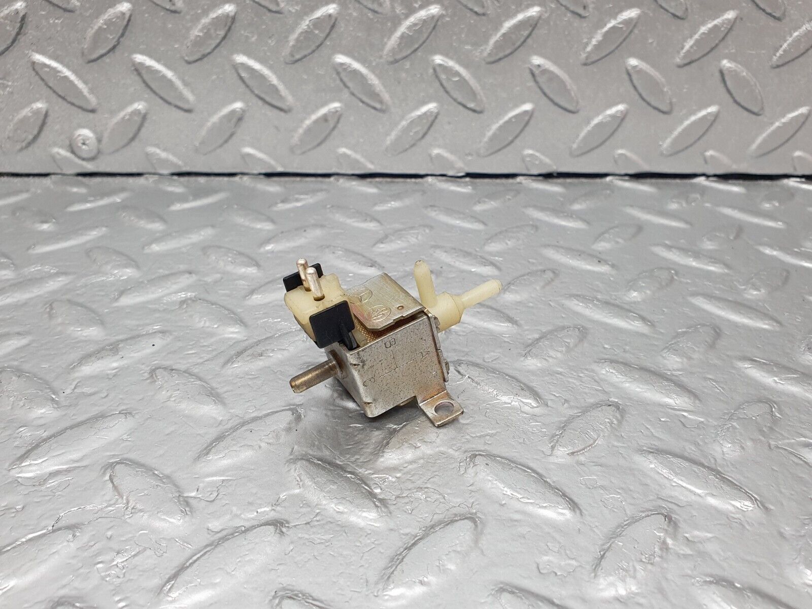 43543 Mercedes-Benz C126 380SEC Coupe Solenoid Vacuum Valve