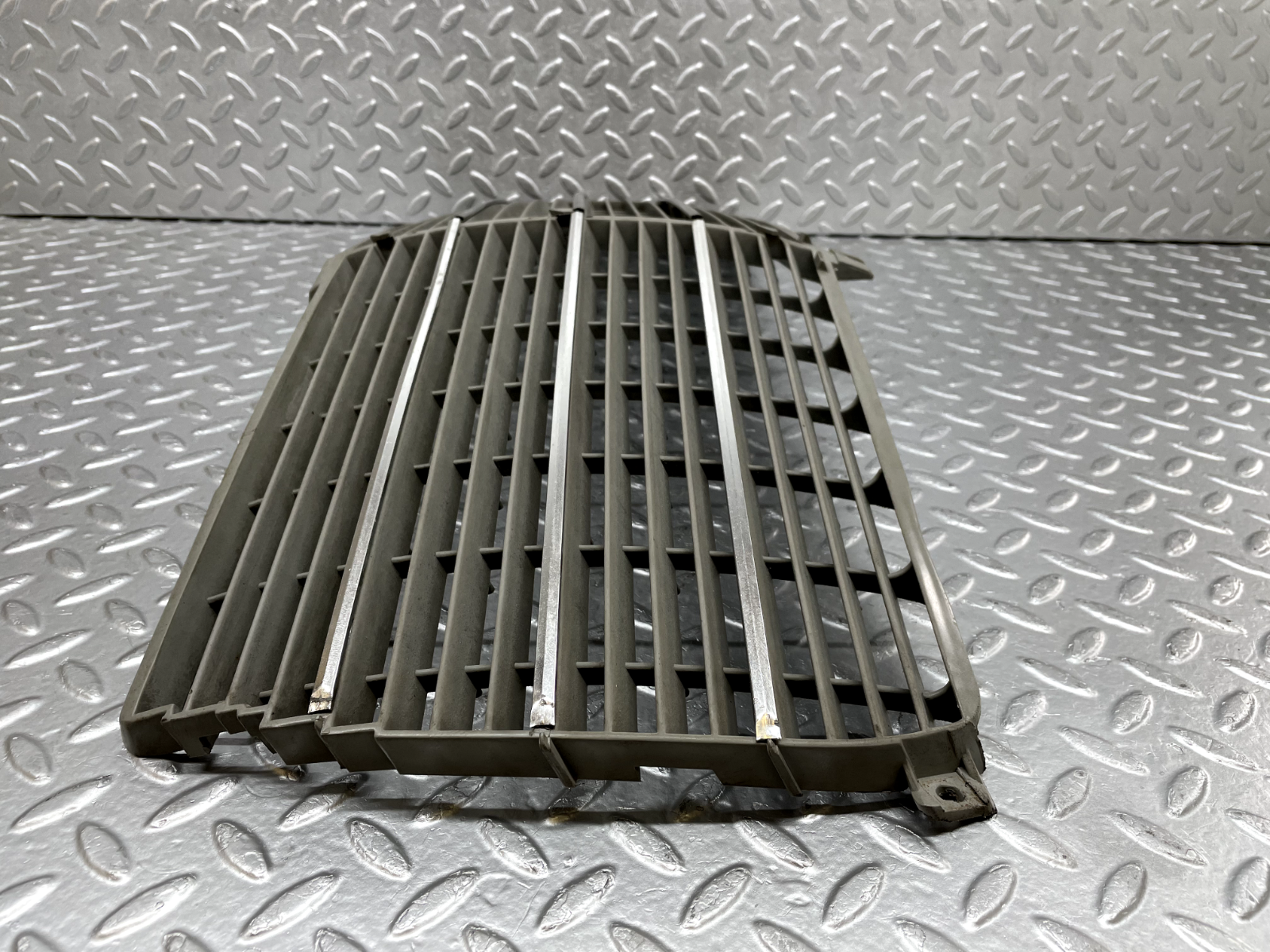 44249 Mercedes-Benz W123 280E Bonnet Grill 1238880923