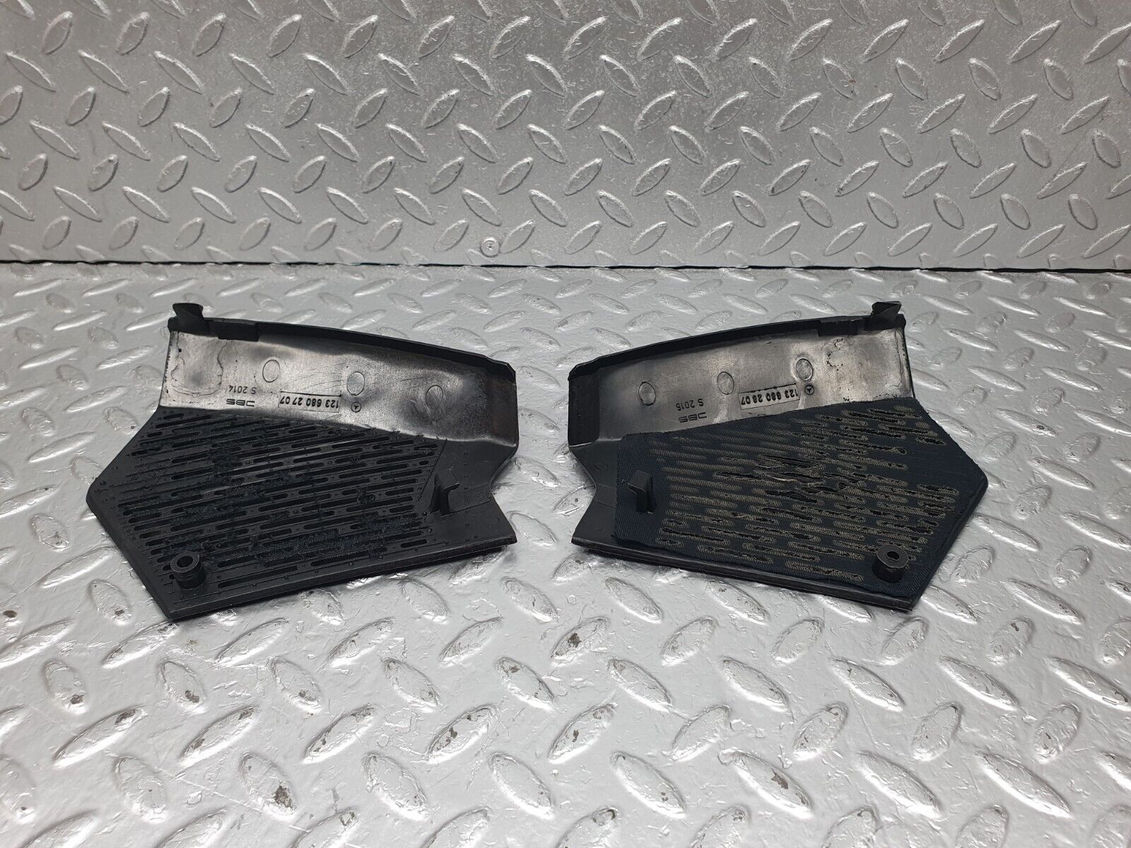 43910 Mercedes-Benz C123 230CE Coupe Dashboard Speaker Covers 1236802707 1236802807