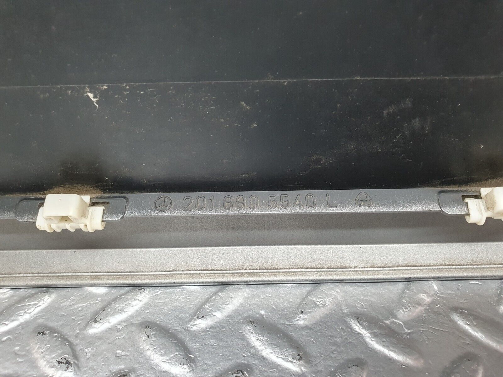 42874 Mercedes-Benz W201 190 2.0L Front Left Door Moulding Trim 2016905540