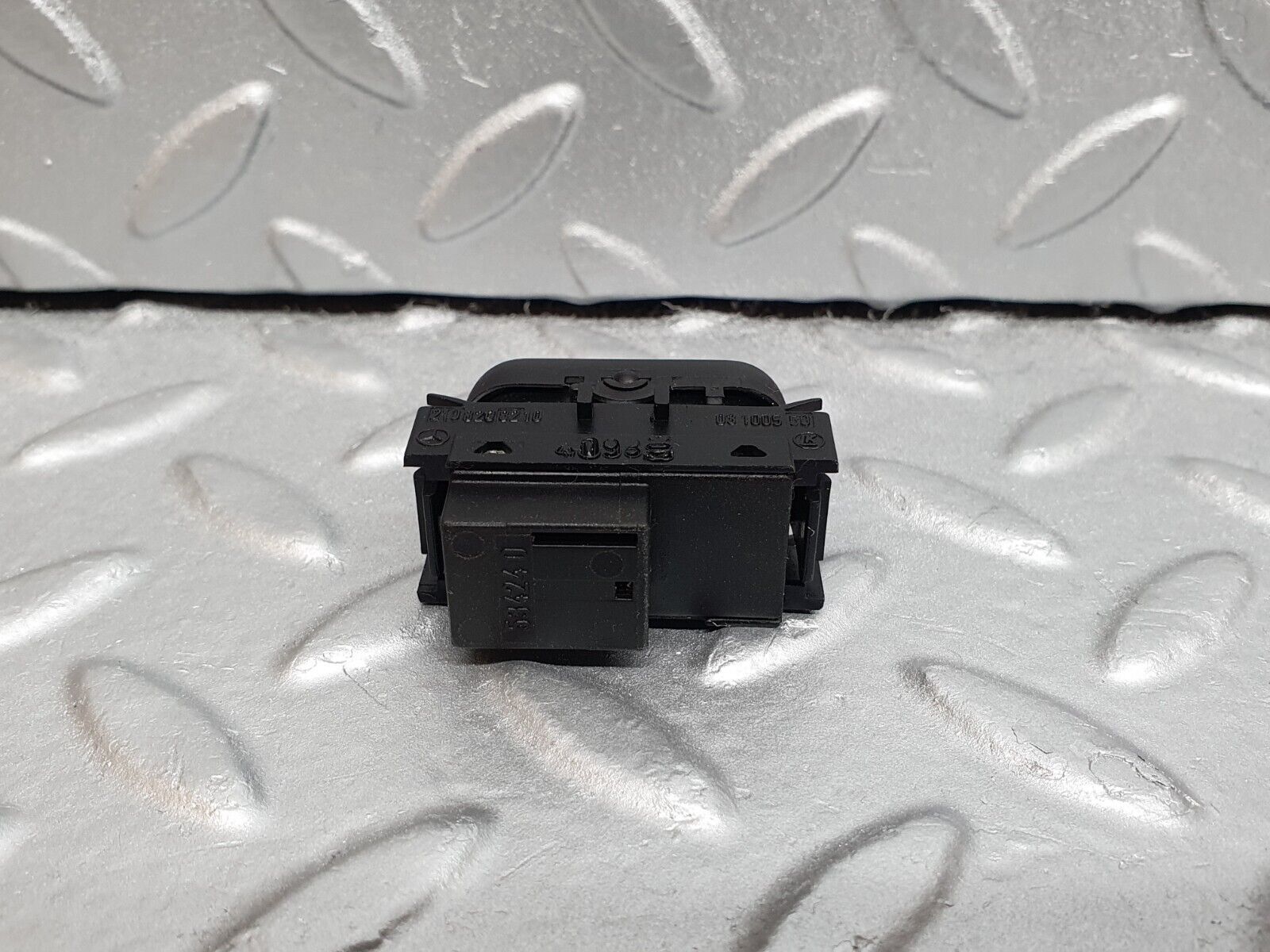 42047 Mercedes-Benz W202 C200 Electric Window Switch 2108208210