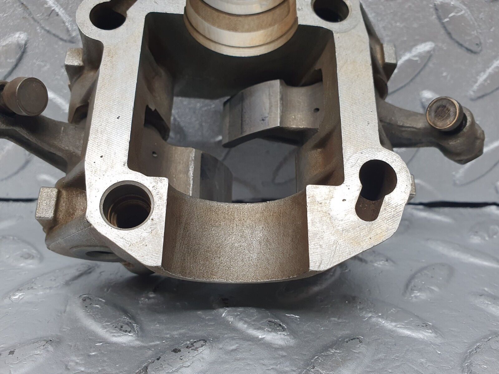 44011 Mercedes-Benz C123 230CE Rocker Arms Camshaft Bearing Block 1020512110