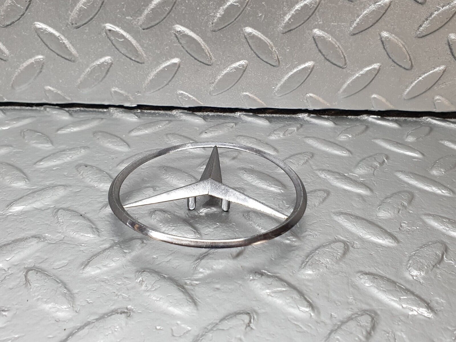 42540 Mercedes-Benz R129 320SL Coupe Trunk Badge Emblem