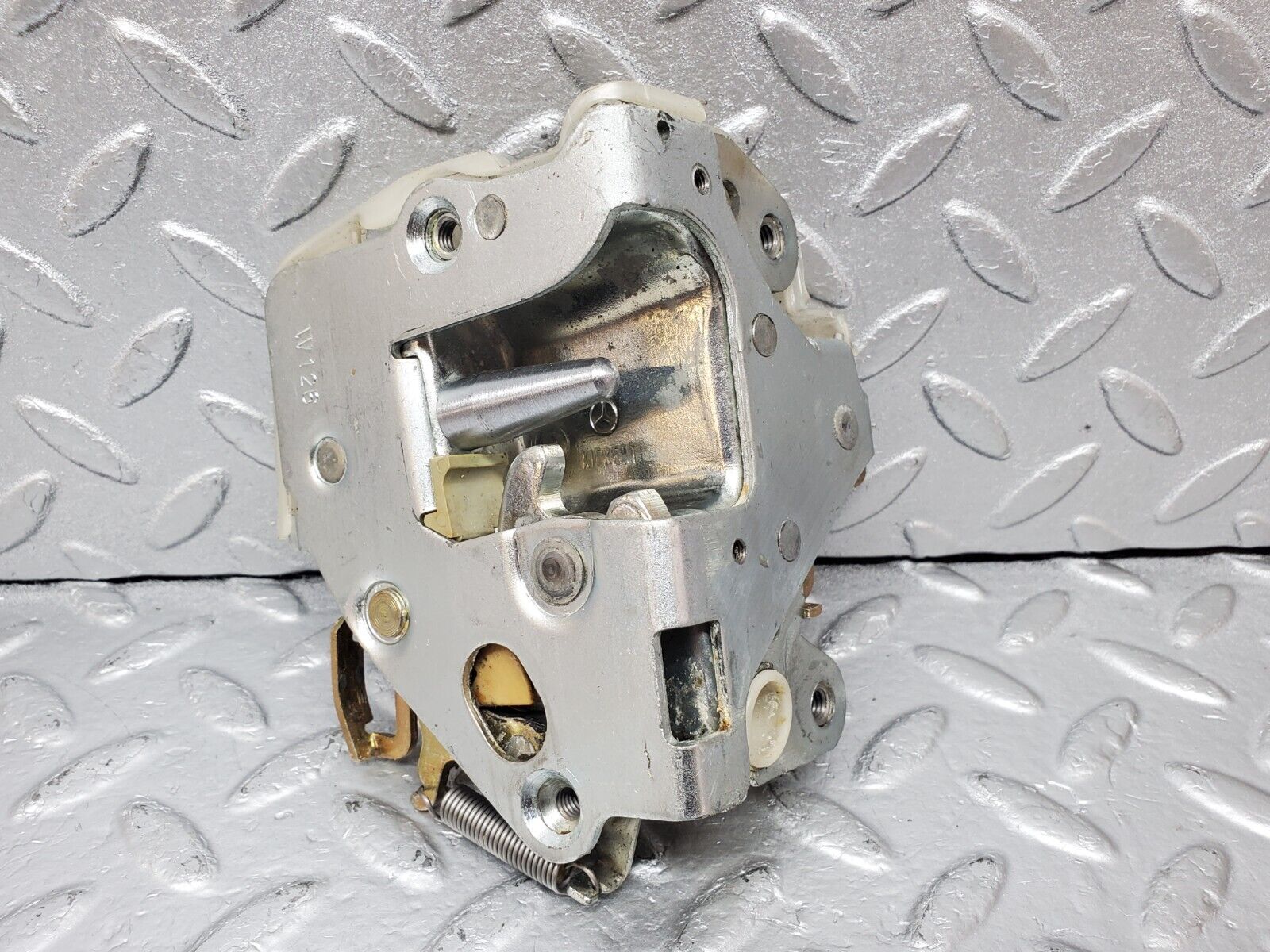 45621 Mercedes-Benz W126 420SE Front Left Door Lock Mechanism 1237230108