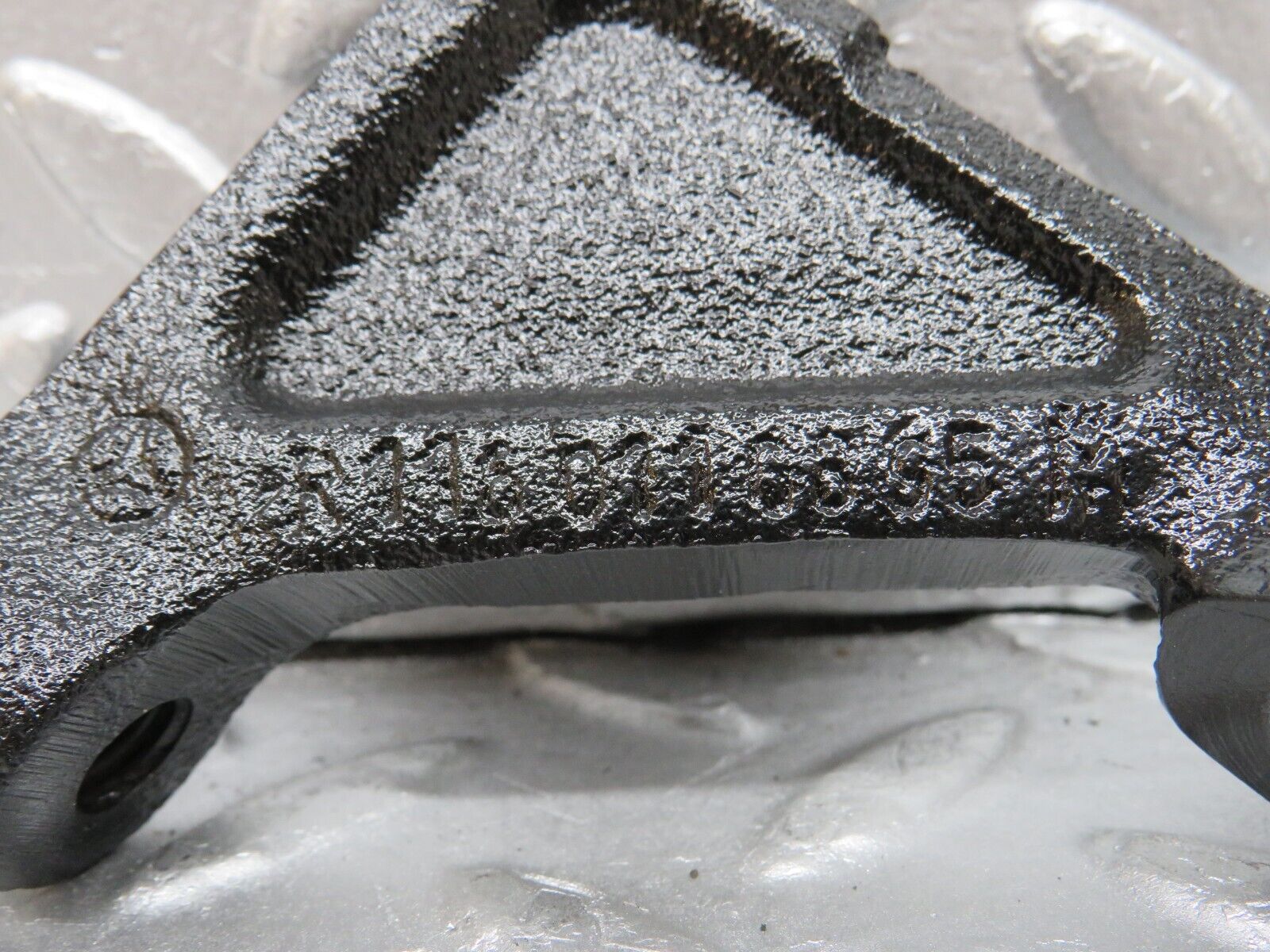 32757 Mercedes-Benz C107 R107 350 V8 Engine Mount Bracket Pair 1160110895 1160110995