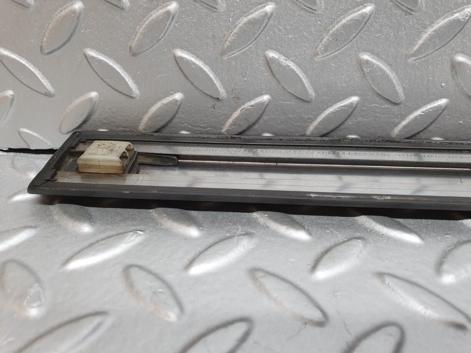 41683 Mercedes-Benz W124 200E Front Right Door Centre Moulding Trim