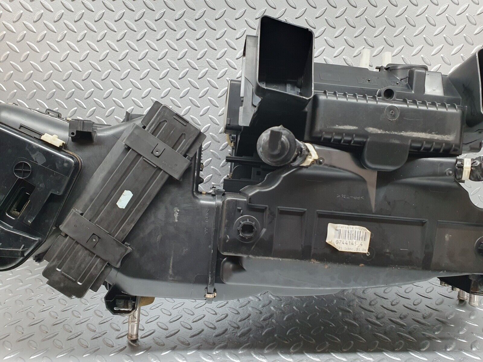 41995 Mercedes-Benz W202 C200 Heater Box Blower Housing Valeo 2028303962