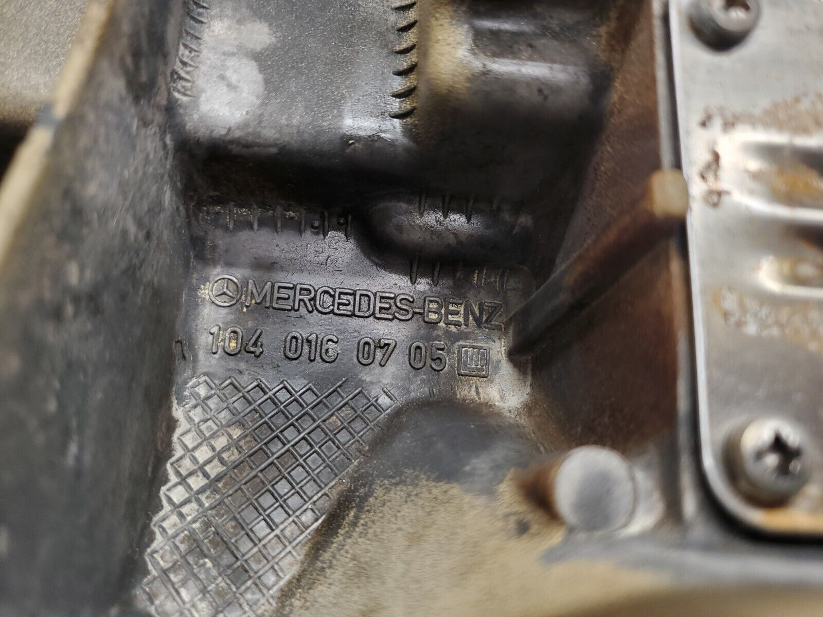 46232 Mercedes-Benz W124 280E Cylinder Head Valve Cover 1040160705