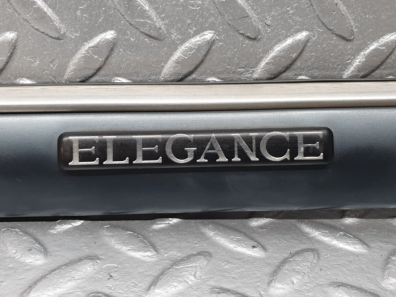 41802 Mercedes-Benz W202 C200 Front Right Fender Wing Centre Moulding 2026909262