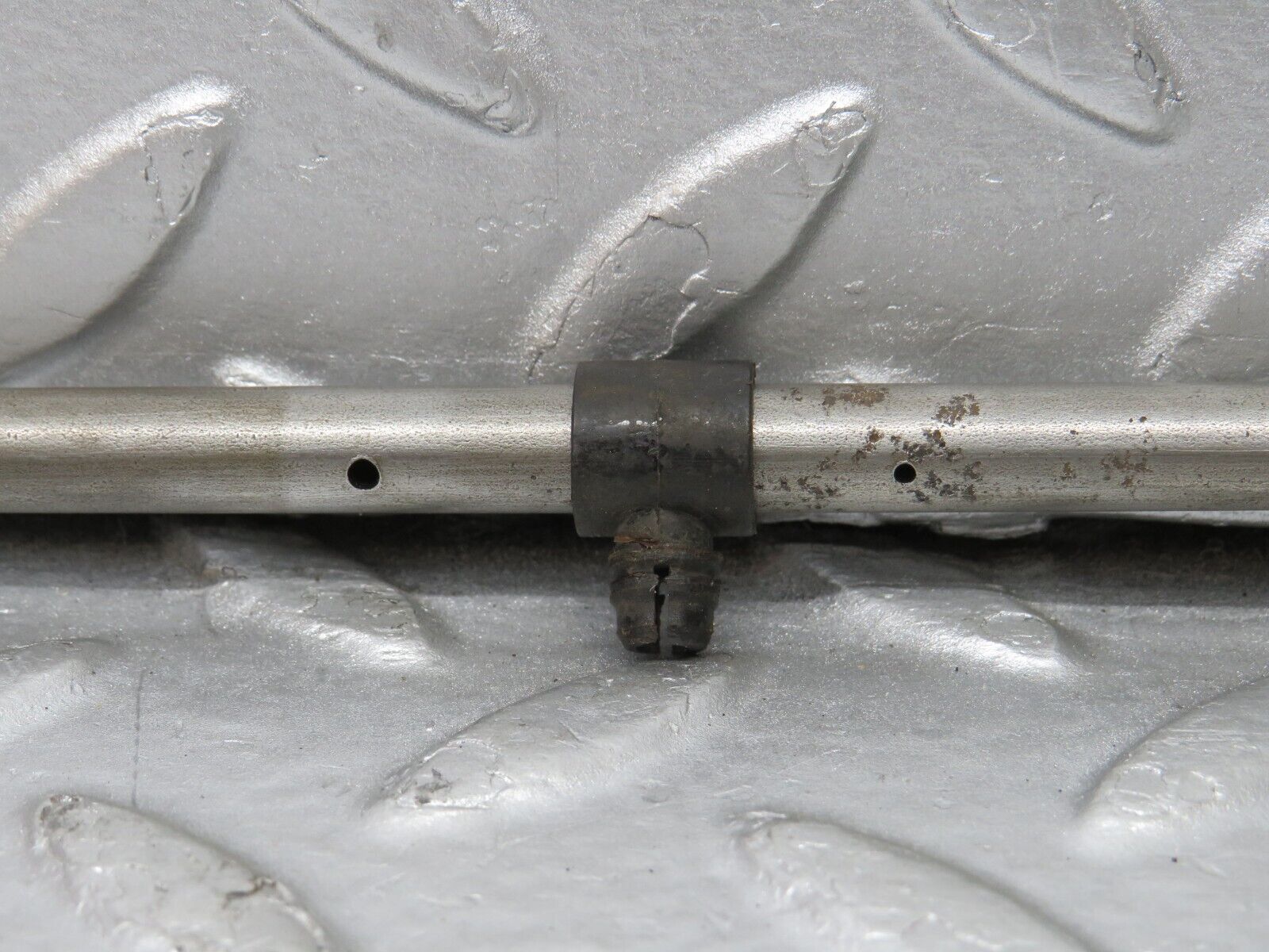 33082 Mercedes-Benz C107 R107 350 V8 Camshaft Oil Tube