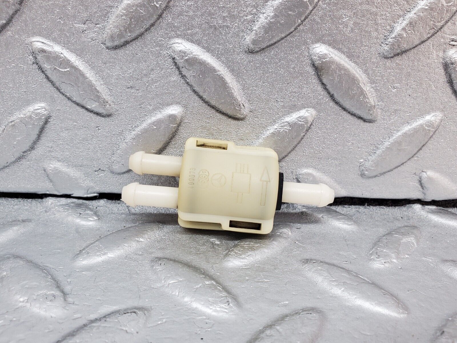 45072 Mercedes-Benz R129 300SL Coupe Windscreen Washer Fluid Distributor