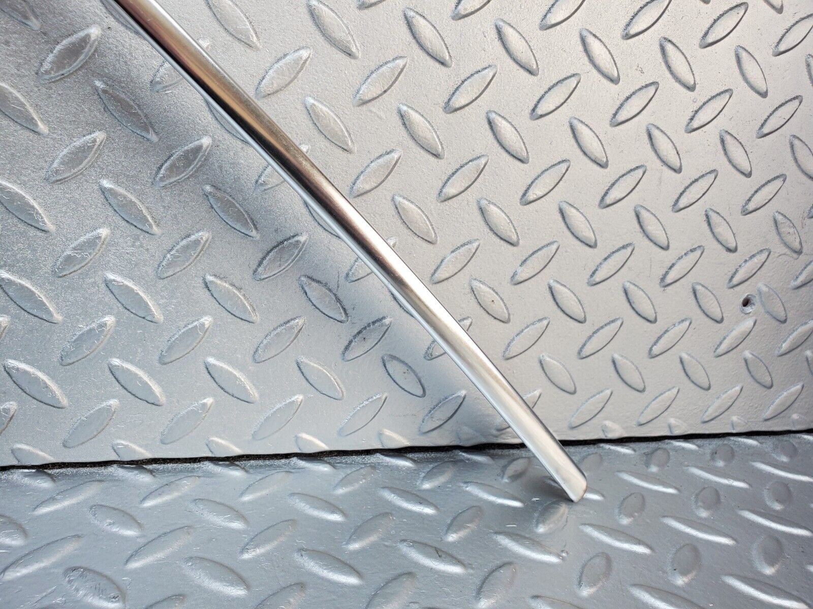 45996 Mercedes-Benz W126 420SE Roof Chrome Trim Left Side