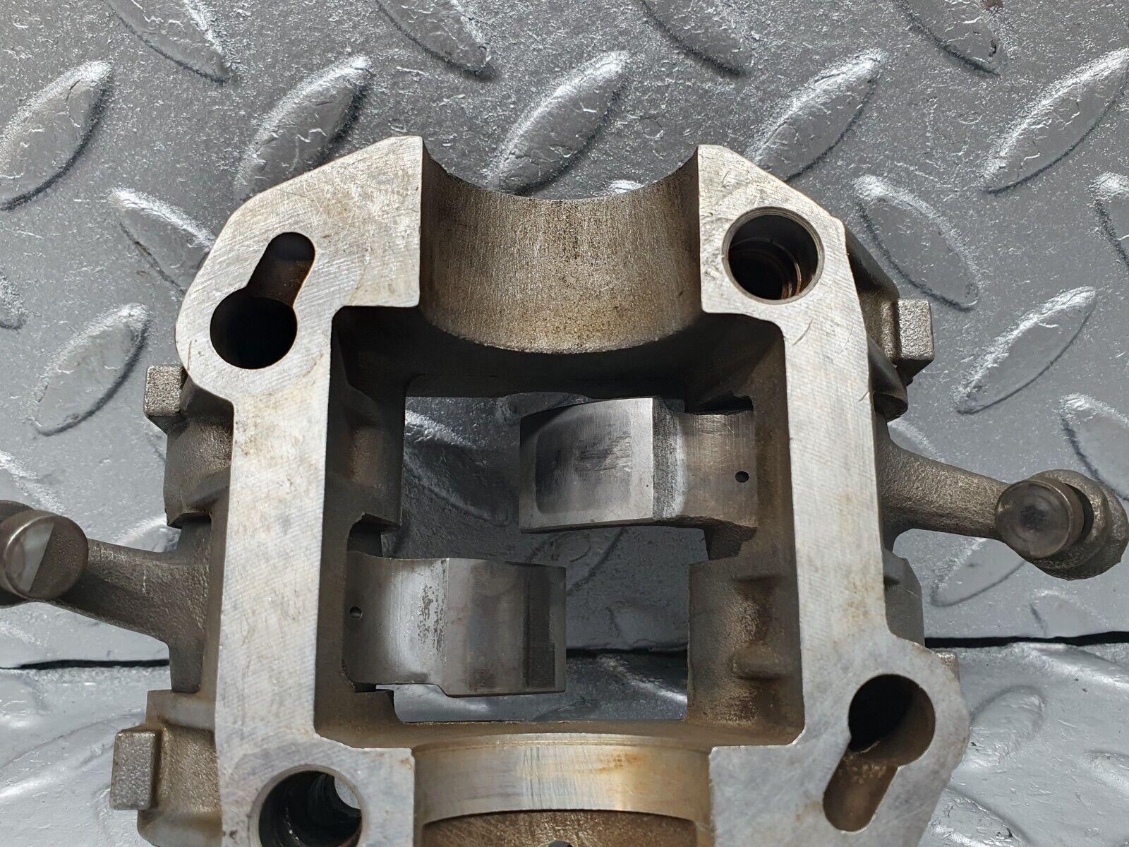 44009 Mercedes-Benz C123 230CE Rocker Arms Camshaft Bearing Block 1020512110