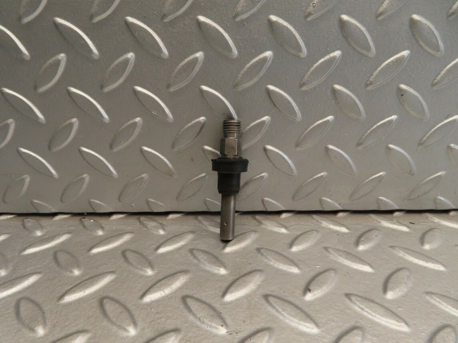 11733 Mercedes-Benz R107 450SL Fuel Injector Bosch