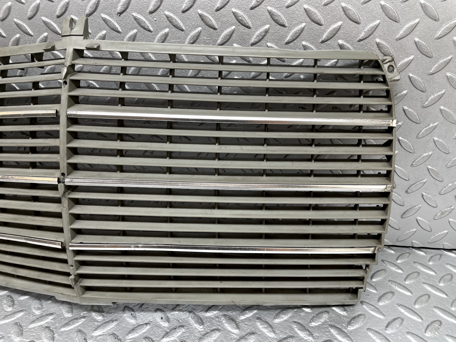 44249 Mercedes-Benz W123 280E Bonnet Grill 1238880923