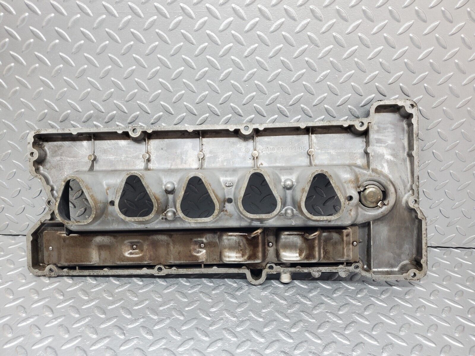 44306 Mercedes-Benz W123 280E Cylinder Head Valve Cover 1100160905