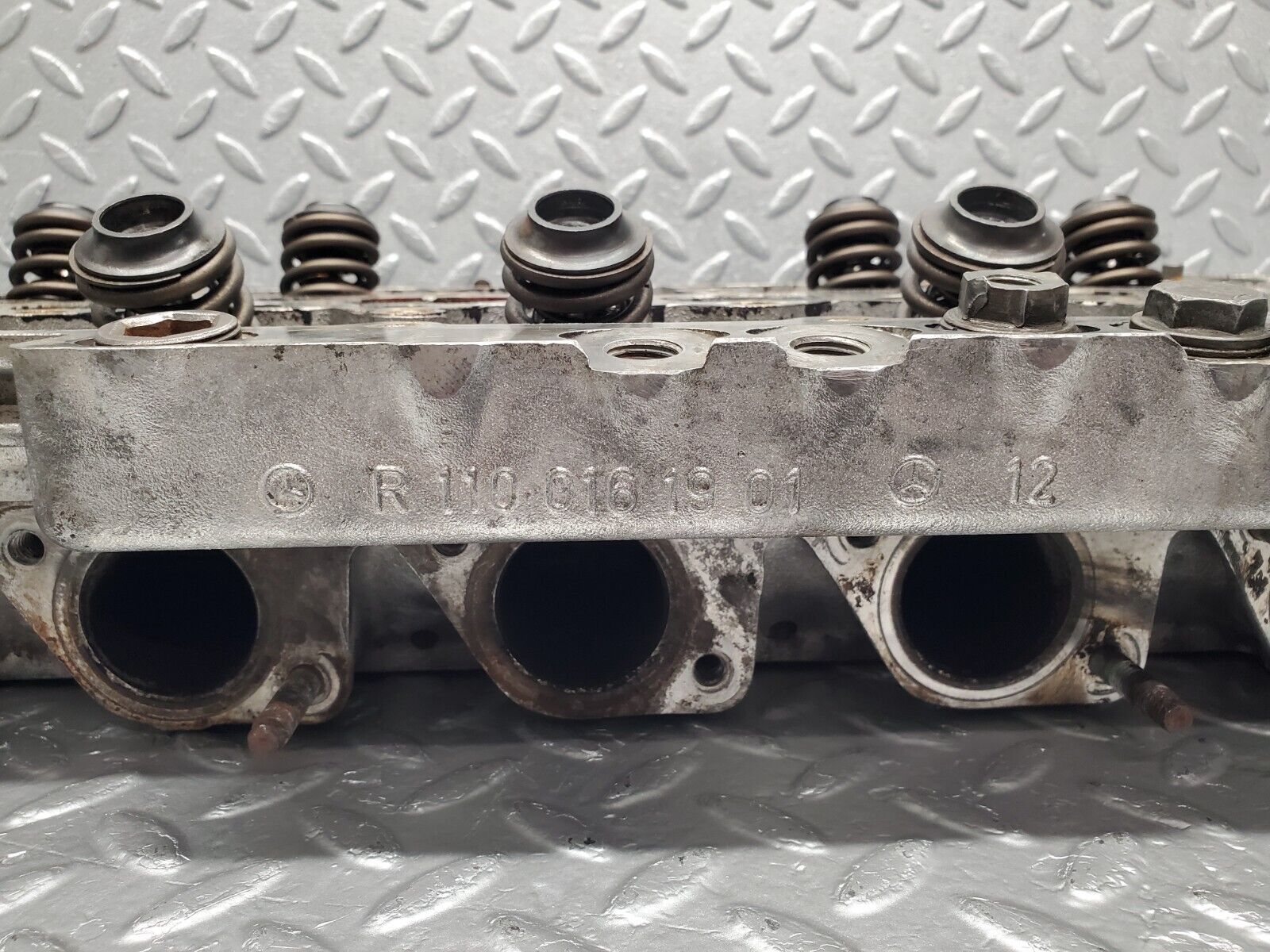 46710 Mercedes-Benz C123 280CE Coupe Cylinder Head 1100161901