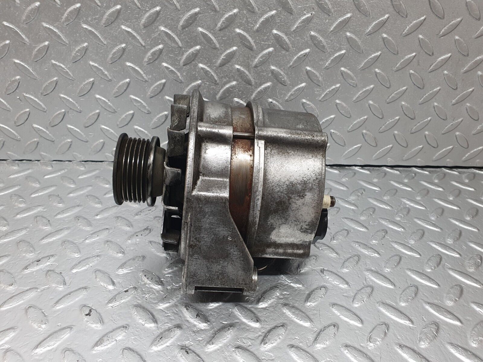 42738 Mercedes-Benz W201 190 2.0L Alternator Generator 0986033740 0120489324 6011550115