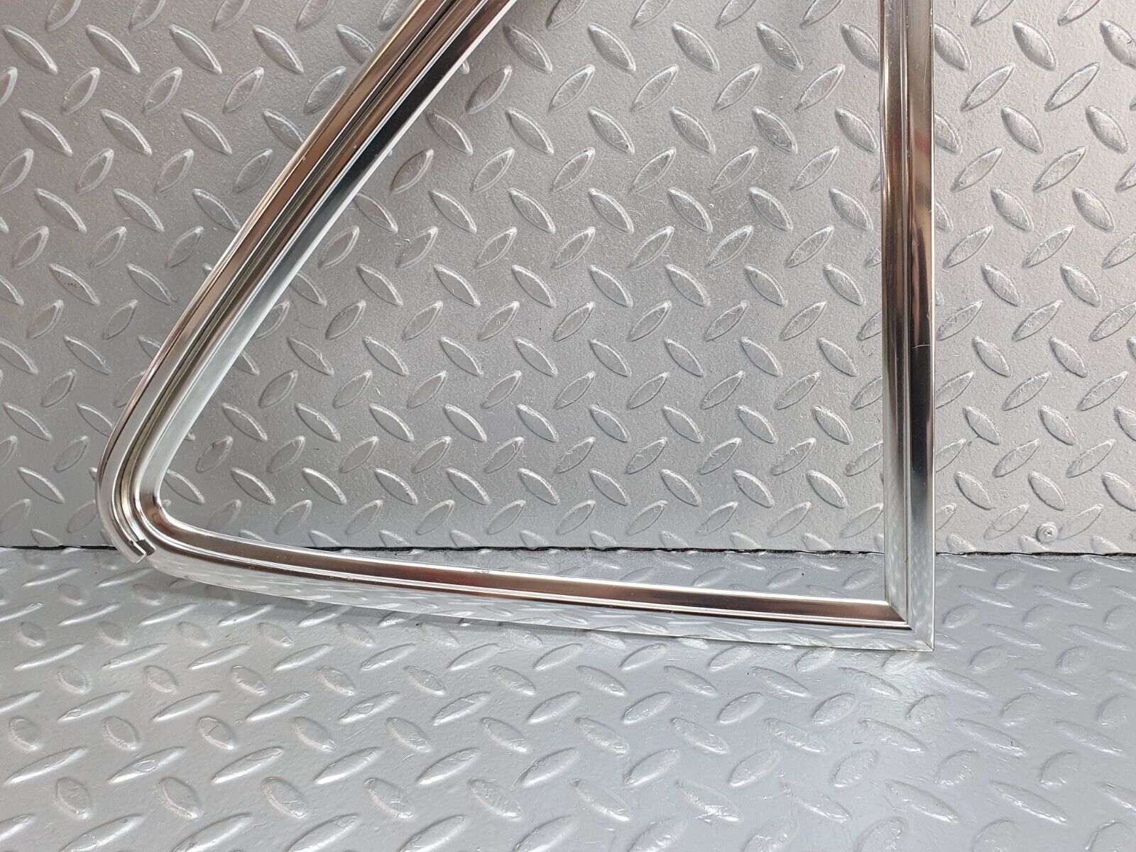 43053 Mercedes-Benz R107 Hardtop Side Window Chrome Moulding Trim Right