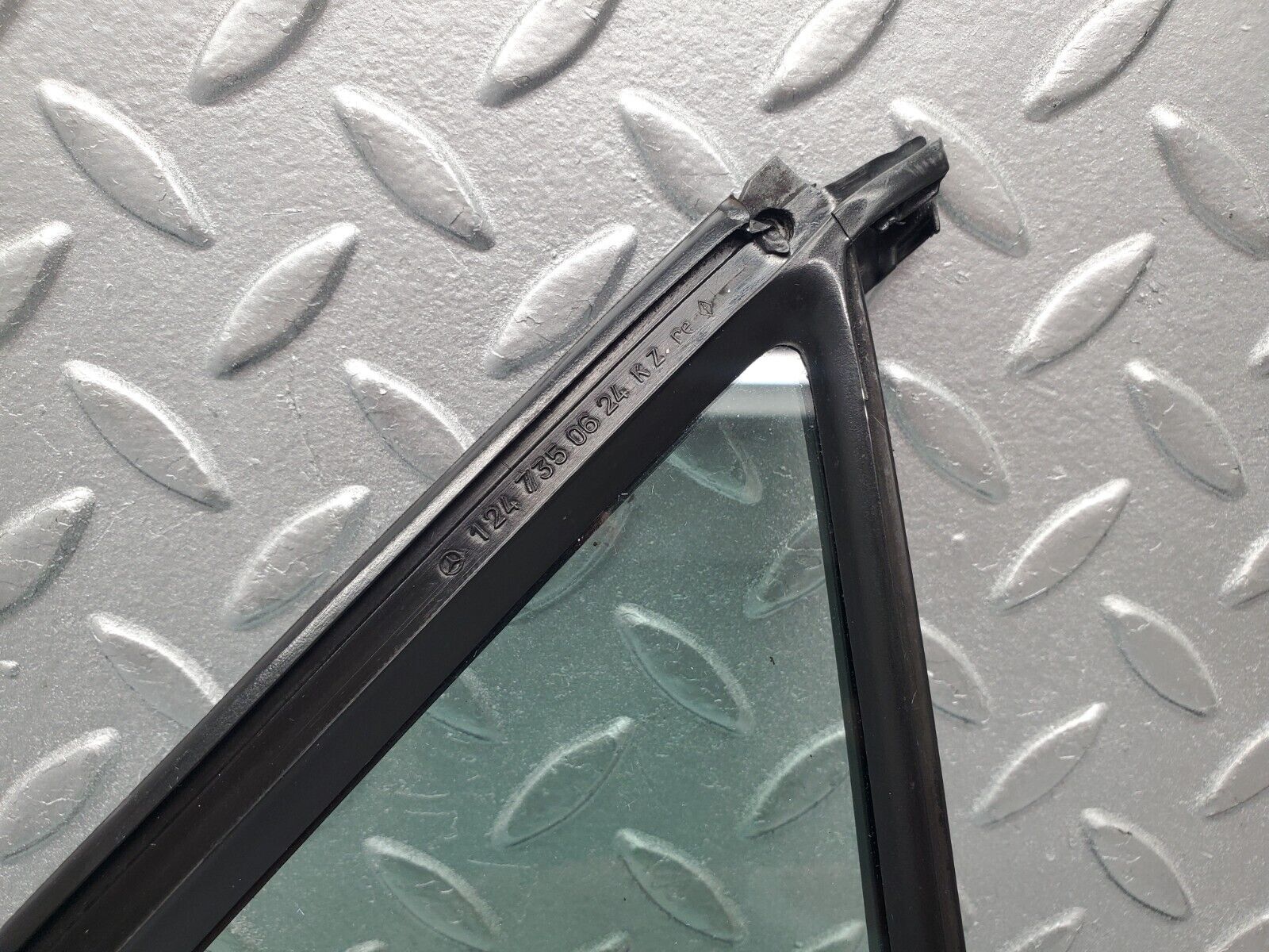 46249 Mercedes-Benz W124 280E Rear Right Quarter Window Glass 1247350624