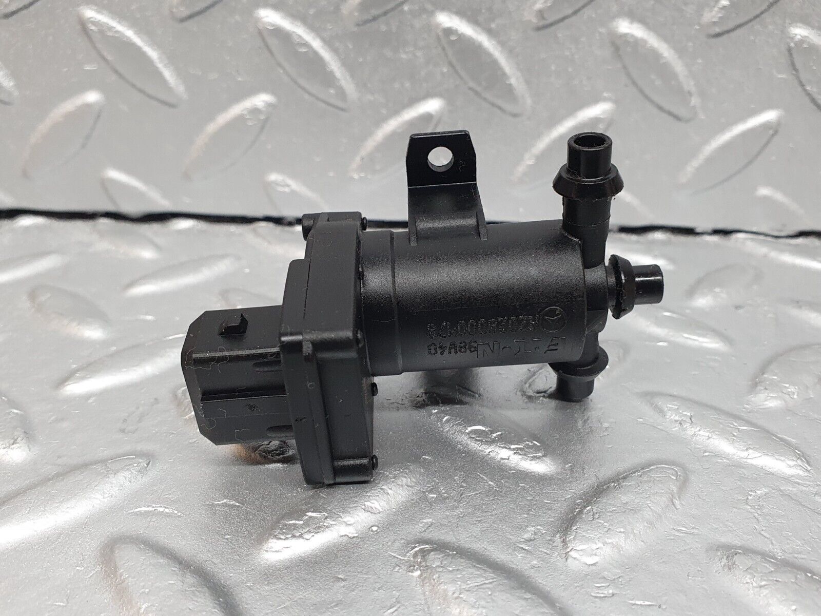 41923 Mercedes-Benz W202 C200 Heater Control Vacuum Valve 2028000178