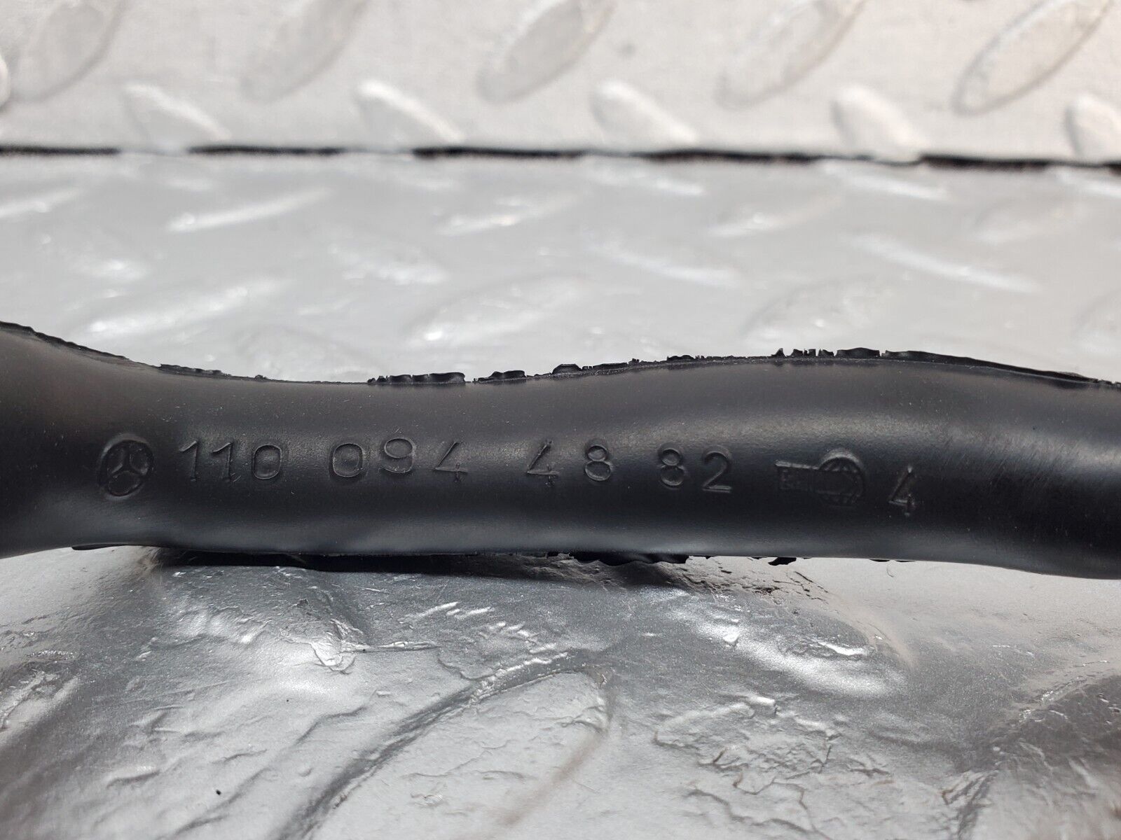 45397 Mercedes-Benz 280E M110.983 Air Intake Pipe 1100943882 1100944882