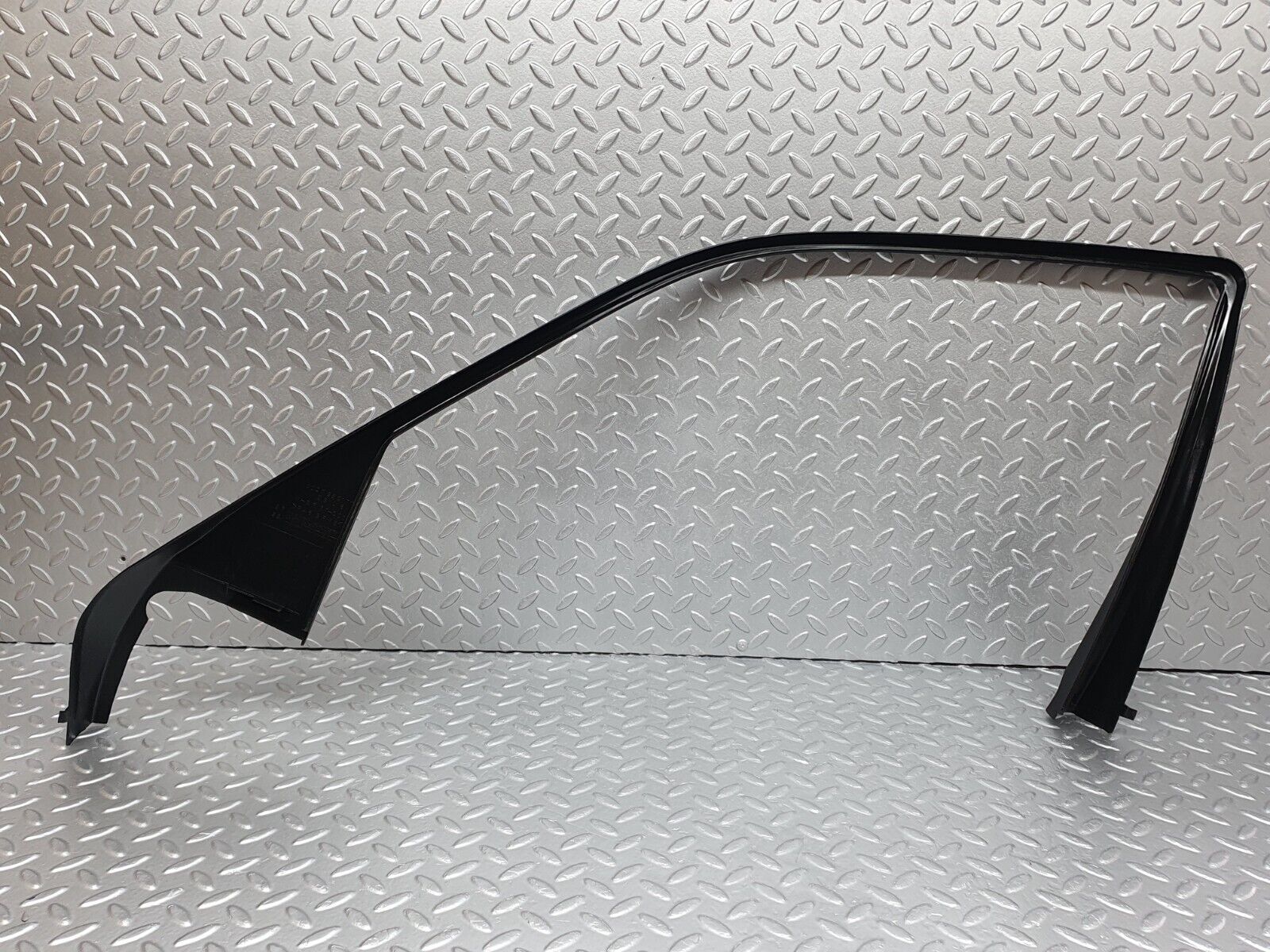 42087 Mercedes-Benz W202 C200 Front Left Door Window Frame Cover 2027250171