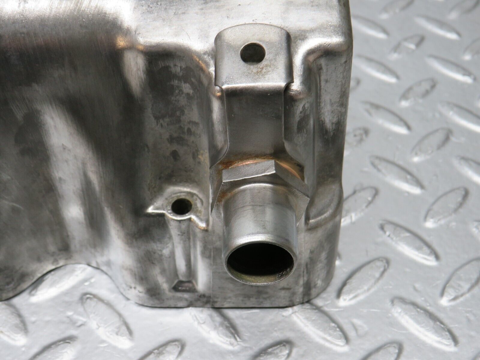 32981 Mercedes-Benz C107 R107 350 Cylinder Head Valve Cover Right 1160161905