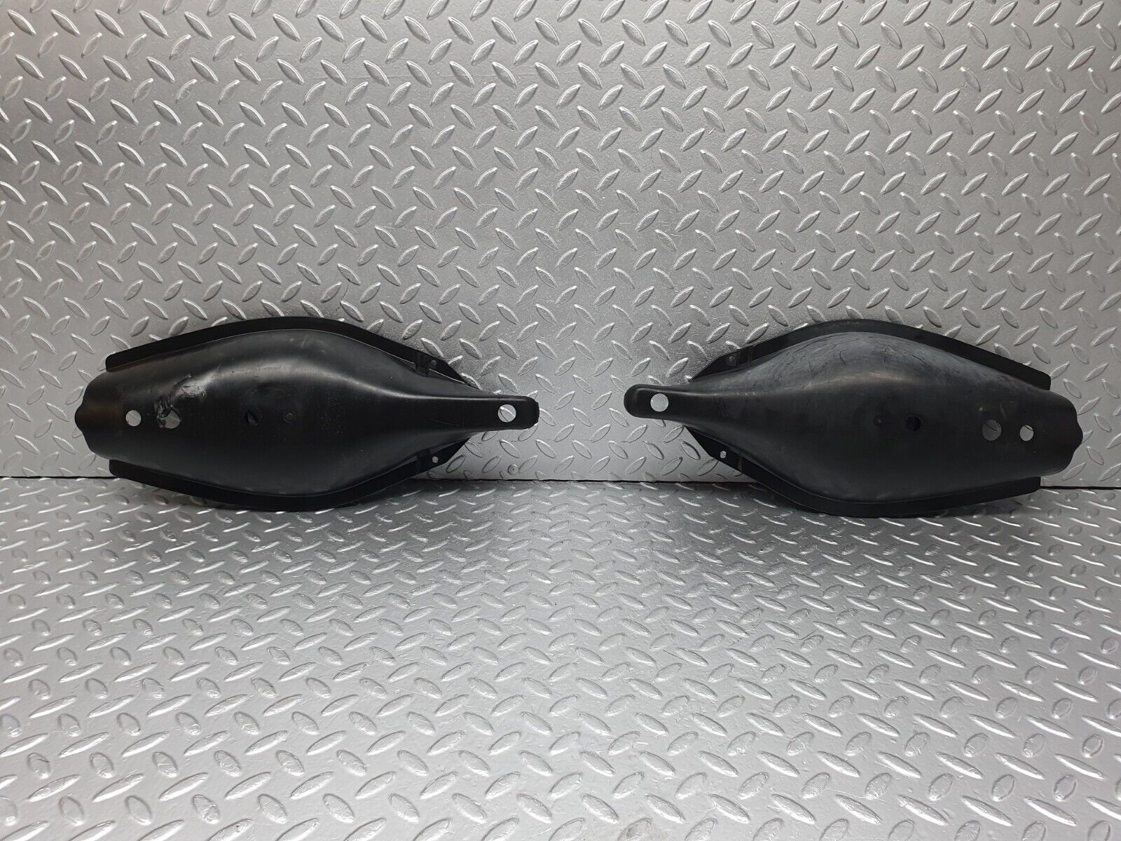 41779 Mercedes-Benz W202 C200 Rear Control Arm Cover 2x 1293520189 1293520188