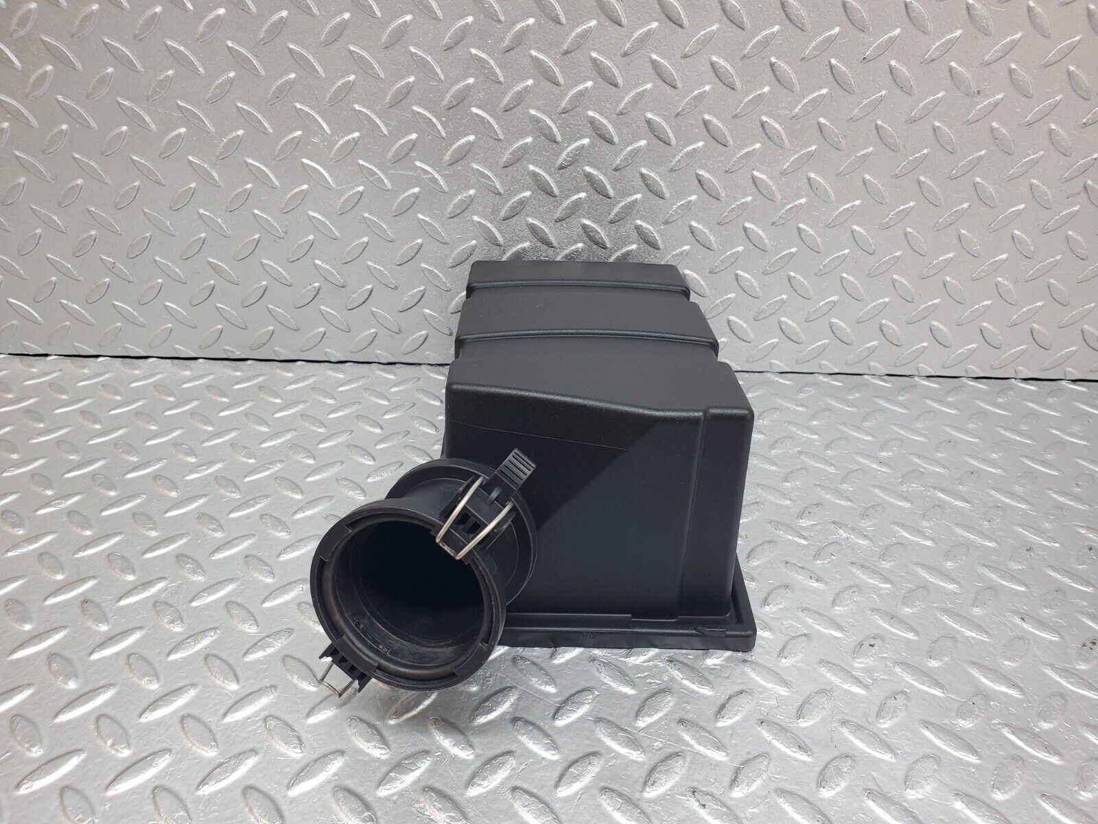 44766 Mercedes-Benz W124 220E Air Filter Box Housing Lid