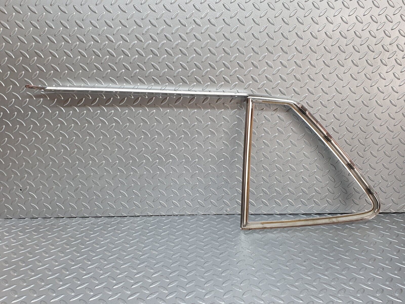 43053 Mercedes-Benz R107 Hardtop Side Window Chrome Moulding Trim Right