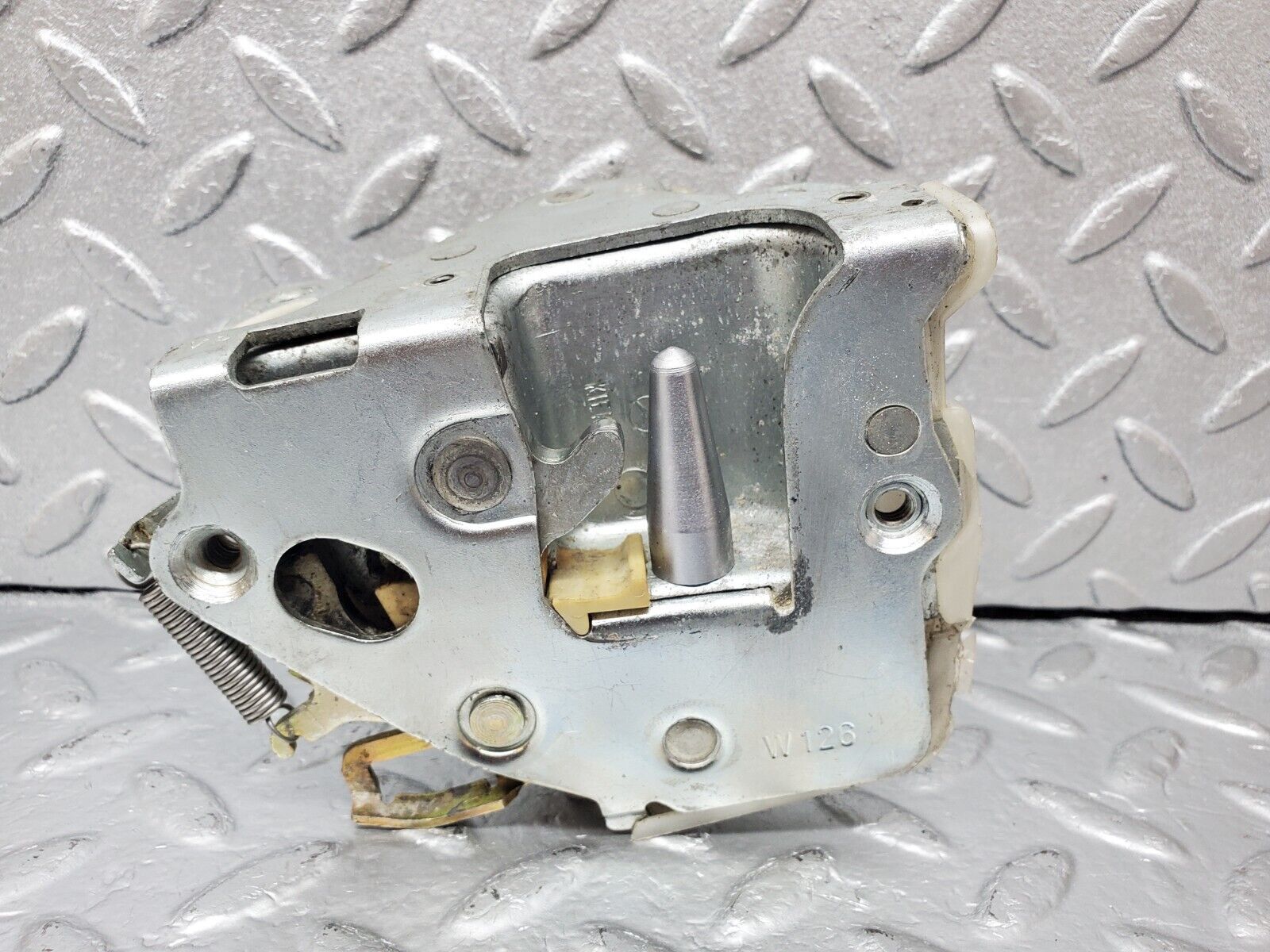 45620 Mercedes-Benz W126 420SE Front Right Door Lock Mechanism 1237230208