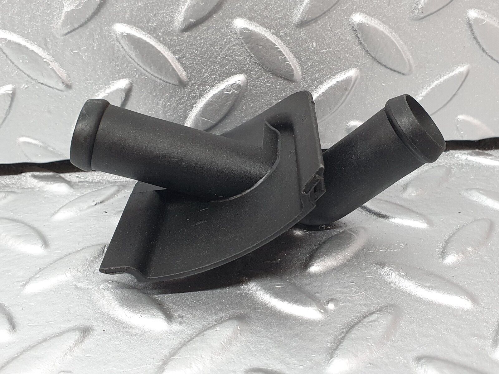 42129 Mercedes-Benz W202 C200 Heater Hose Pipe Connector 2028321215