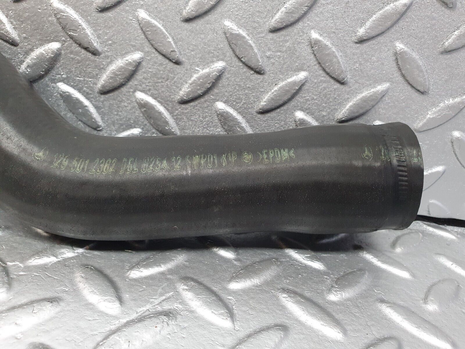 42519 Mercedes-Benz R129 320SL Coupe Radiator Upper Hose Pipe 1295012382