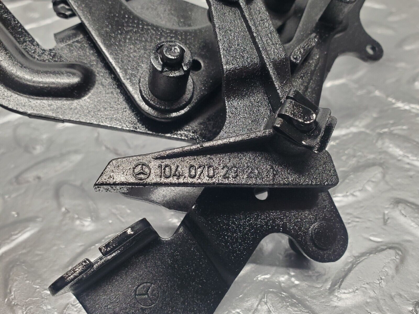 46187 Mercedes-Benz W124 280E Throttle Linkage 1040702321