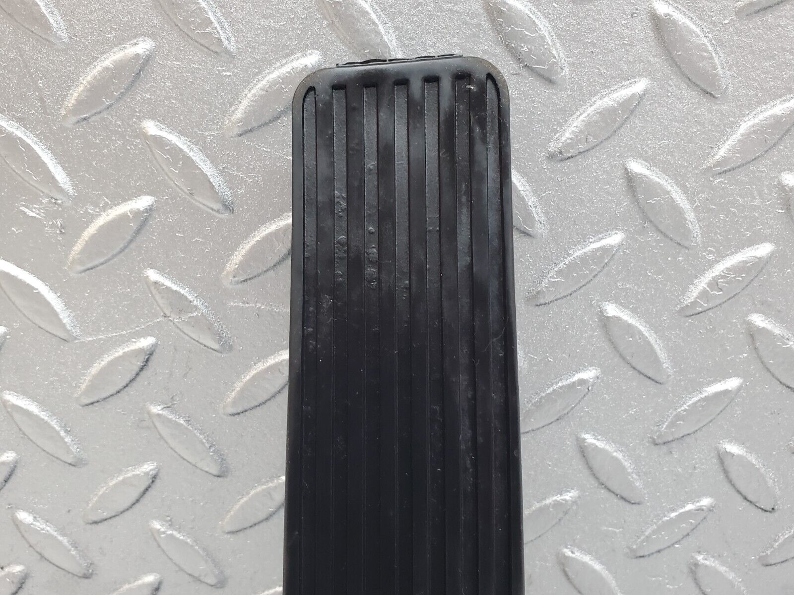 44722 Mercedes-Benz W124 220E Accelerator Pedal With Rubber 1233010082 1263000504